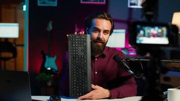 influencer godkänna trådlös mus och tangentbord från sponsor, som visar funktioner. internet stjärna främjar dator kringutrustning från partnerskap varumärke till följare på social media, kamera en video