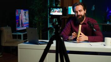 in linea mostrare ospite lettura e consigliare migliore rivisto libri di il anno. soddisfare Creatore nel studio fare romanzo riassunti per interessato lettori, A proposito di nel professionale microfono, telecamera un' video