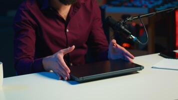 tech innehåll skapare filmning recension av nytt släppte gaming bärbar dator, avboxning den och ger respons till hans fanskara. internet stjärna godkänna sponsor märkesvaror enhet till prenumeranter, kamera en video