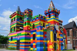 un grande vistoso edificio hecho fuera de legos foto