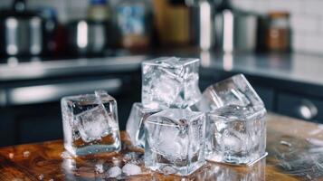 hielo cubitos en un de madera mesa foto