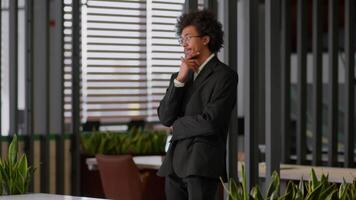 pensativo pensando africano americano étnico o negócio homem pensar ponderando solução decisão pensativo homem de negocios cara masculino Empregador empreendedor dificuldade trabalhos idéia às escritório problema intrigado hesita video