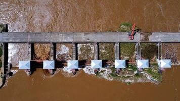 aéreo Visão do a barragem comportas com rápido fluxo do água dentro a chuvoso temporada. barragem água liberar, barragem excesso de capacidade depois de pesado chuva. video