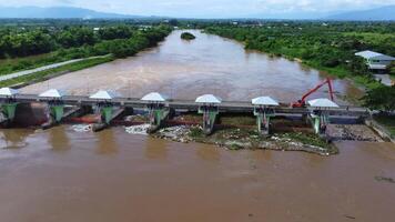 aéreo Visão do a barragem comportas com rápido fluxo do água dentro a chuvoso temporada. barragem água liberar, barragem excesso de capacidade depois de pesado chuva. video