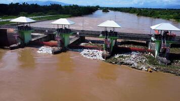 aéreo Visão do a barragem comportas com rápido fluxo do água dentro a chuvoso temporada. barragem água liberar, barragem excesso de capacidade depois de pesado chuva. video