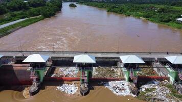 aéreo Visão do a barragem comportas com rápido fluxo do água dentro a chuvoso temporada. barragem água liberar, barragem excesso de capacidade depois de pesado chuva. video