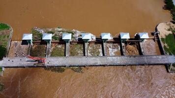 aéreo Visão do a barragem comportas com rápido fluxo do água dentro a chuvoso temporada. barragem água liberar, barragem excesso de capacidade depois de pesado chuva. video