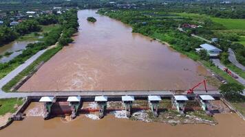 aéreo Visão do a barragem comportas com rápido fluxo do água dentro a chuvoso temporada. barragem água liberar, barragem excesso de capacidade depois de pesado chuva. video
