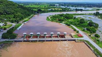 aéreo Visão do a barragem comportas com rápido fluxo do água dentro a chuvoso temporada. barragem água liberar, barragem excesso de capacidade depois de pesado chuva. video