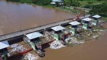 aéreo Visão do a barragem comportas com rápido fluxo do água dentro a chuvoso temporada. barragem água liberar, barragem excesso de capacidade depois de pesado chuva. video