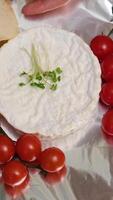 recipe step by step Cooking camembert with croutons in the oven. Add oil. Baked camembert with garlic sauce and spices. Cheese stretches, drips. Homemade brie in the oven. video