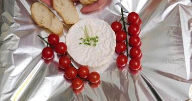 recipe step by step Cooking camembert with croutons in the oven. Add oil. Baked camembert with garlic sauce and spices. Cheese stretches, drips. Homemade brie in the oven. video