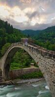 senyuva koprusu oder senyuva Brücke im rize Provinz von Truthahn Vertikale Zeit Ablauf mit Bewegung von das Wolken und Menschen und Strom. video