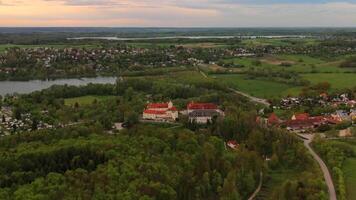 Schloss Seefeld ist ein Graflich Toerringsches Schloss in Seefeld in der Nahe des Pilsensee im Landkreis Starnberg von Bayern Luftaufnahme. Castle Schloss Seefeld Oberbayern aerial view. video
