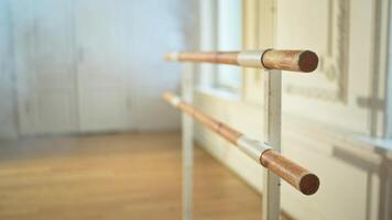 vide ballet Danse studio avec barre. professionnel ballet barre pour élongation pratiquant dansant postes dans Danse école Danse salle prêt pour ballet classe entraînement. ballet école video