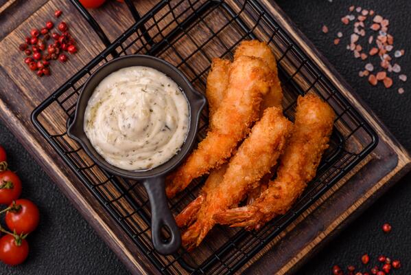 Hot crispy shrimp breaded with salt and spices with white sauce