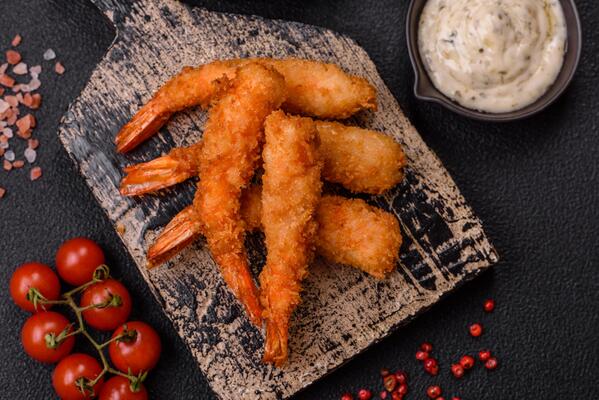 Hot crispy shrimp breaded with salt and spices with white sauce