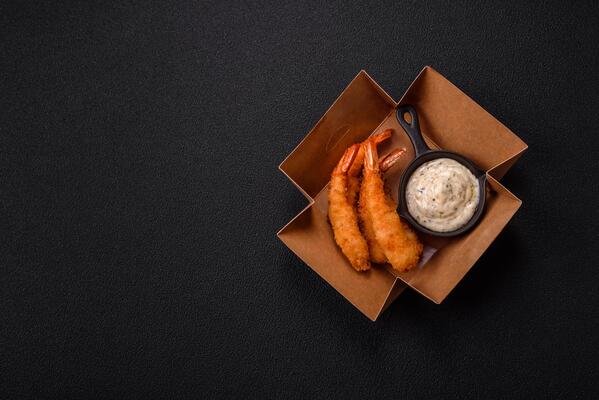 Hot crispy shrimp breaded with salt and spices with white sauce