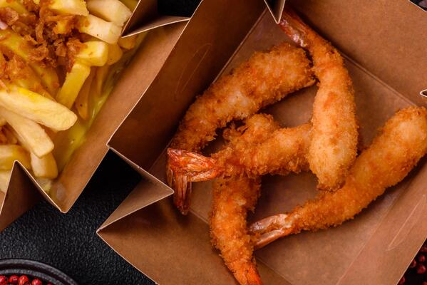 Hot crispy shrimp breaded with salt and spices with white sauce