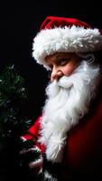 Papa Noel claus cerca arriba con Navidad árbol foto