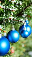 azul Navidad adornos en Nevado pino rama foto