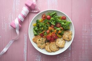 A Nutritious and Healthy Salad Incorporating Fitness Elements along with Colorful Vegetables photo