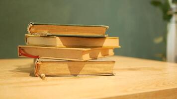 un abierto libro con sus paginas suavemente torneado descansa en un de madera mesa en el brisa video