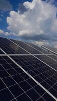 fotovoltaico solar painel em a moderno elétrico poder plantar. fechar Visão do Inovativa fonte do energia. solar Fazenda. movimento Câmera voltar. vertical video