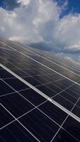 movimento fechar-se ao longo uma solar painel. sustentável elétrico renovável energia a partir de a poder do a Sol. moderno dispositivo para criando energia dentro uma Claro dia. vertical video