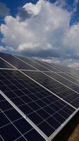 fechar-se Visão às solar painel para gerar eletricidade. alternativo fonte do eletricidade em Inovativa solar energia Fazenda. vertical video