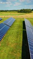alternativo energia, Visão do solar painéis dentro campo. solar energia às solar célula painéis dentro uma Fazenda com Sol iluminação para crio a limpar \ limpo elétrico poder. vertical video