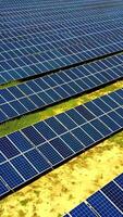 solar células dentro poder estação. poder plantar usando renovável solar energia com Sol vertical video