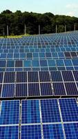 solar painéis dentro poder estação. solar energia fotovoltaica painéis dentro solar poder estação em Prado vertical video