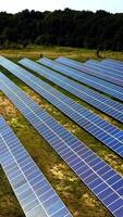 solar painéis dentro a campo. estação alternativo energia a partir de solar painéis vertical video