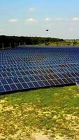 solar poder estação. campo do solar painéis para poder Produção vertical video