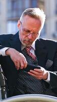 homem de negocios usando Smartphone. a sério homem usando Móvel inteligente telefone vertical video