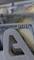 Geld Zählen Maschine. Banknote Zähler sind Zählen hundert Dollar Rechnungen. Nahansicht Vertikale video