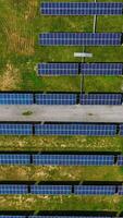 panorama do solar célula Fazenda. industrial panorama com diferente energia Recursos vertical video