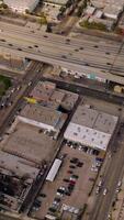 verkeer Aan de wegen van los angeles Bij zonnig dag. dar beeldmateriaal over- de laag gebouwen van de metropolis in Verenigde staten. top visie. verticaal video