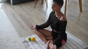 méditation et pleine conscience les pratiques dans une contemporain et attrayant espace pour relaxation video