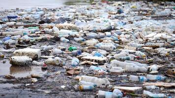 basura impactante imagen de el plastico residuos contaminación en naturaleza, presentando descartado botellas y escombros contaminando el ambiente, contaminación, el plastico contaminación y sus perjudicial efectos en ecosistemas video