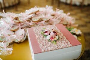 Gifts in boxes for the guests gathered at the wedding photo