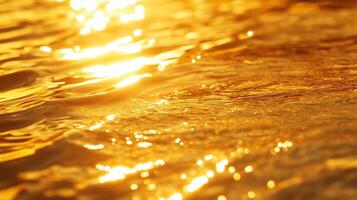 dorado luz de sol refleja en el amable olas de un tranquilo lago durante atardecer, creando un fascinante y pacífico atmósfera foto