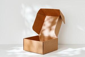 un abierto cartulina caja descansa en un brillante blanco superficie con suave oscuridad destacando sus bordes y estructura en natural ligero foto