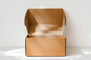 un abierto cartulina caja descansa en un brillante blanco superficie con suave oscuridad destacando sus bordes y estructura en natural ligero foto