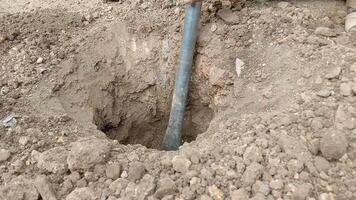 digging a hole in the ground using a crowbar video