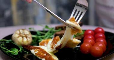 grilled cheese halloumi fried cheese on plate delicious expensive food Learn to cut and serve grilled Halloumi cheese with care for a better dining experience video