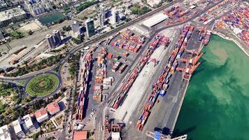carga recipiente terminal com pórtico guindastes Carregando descarregando containers para carga navios às pôr do sol. global logística aéreo Visão video
