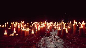 brillante formación de iluminado velas en el oscuridad video