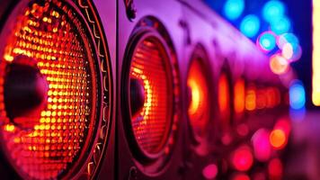 en rad av dator högtalare med färgrik lampor i de bakgrund video